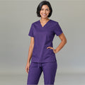 Vista frontal de filipina médica lavanda profundo modelo 502 con cuello en V.