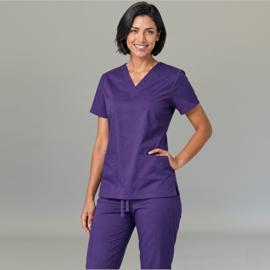 Vista frontal de filipina médica lavanda profundo modelo 502 con cuello en V.