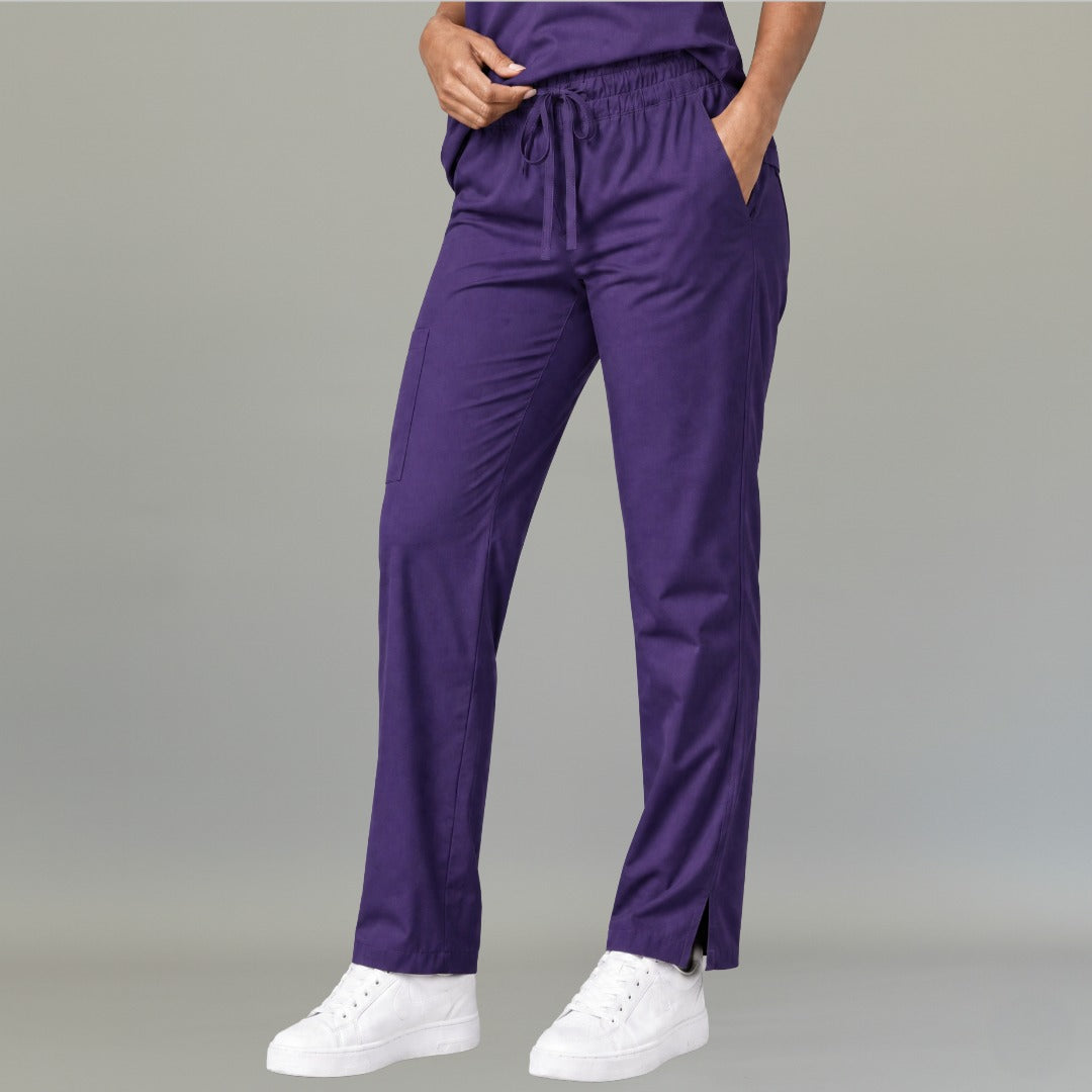 Ángulo lateral del pantalón 502 pierna amplia lavanda profundo mostrando el ajuste relaxed.