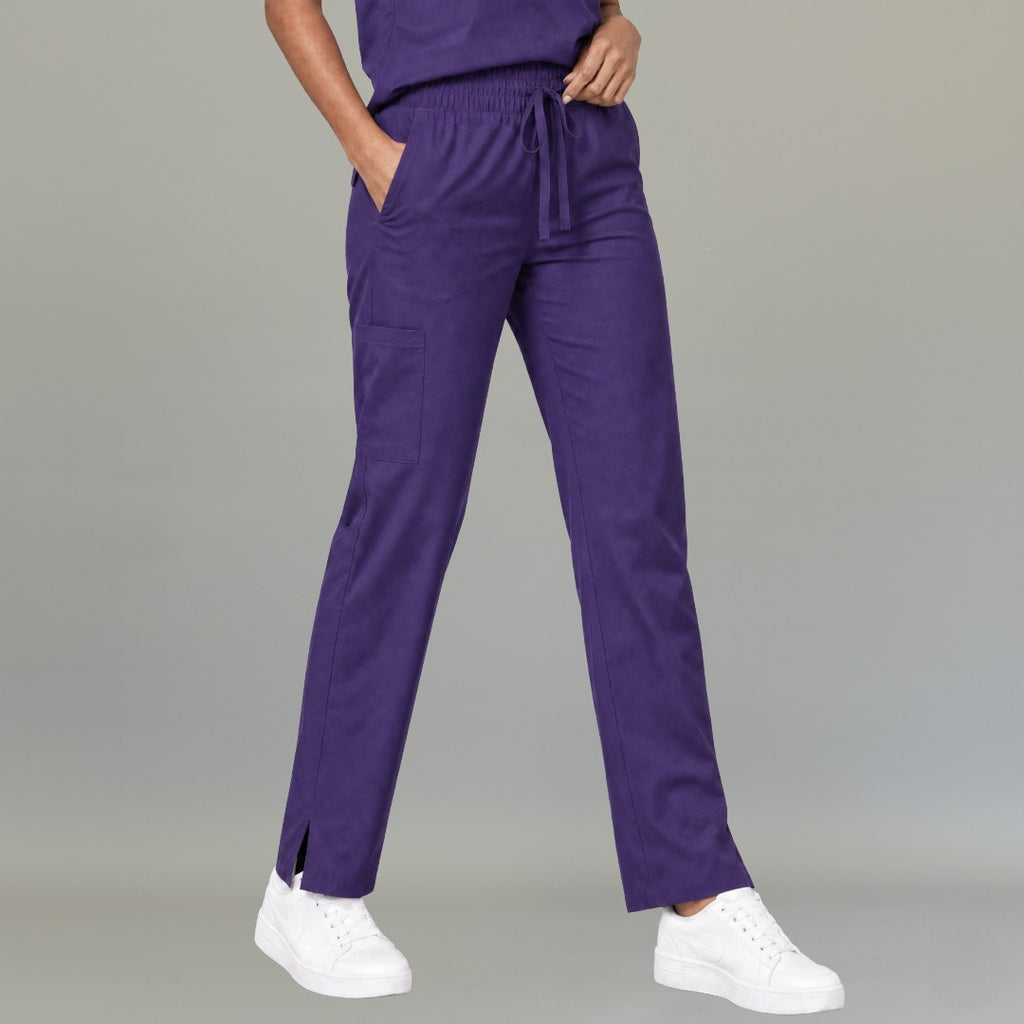 Vista frontal del pantalón quirúrgico 502 pierna amplia para mujer en color lavanda profundo.