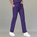 Vista frontal del pantalón quirúrgico 502 pierna amplia para mujer en color lavanda profundo.