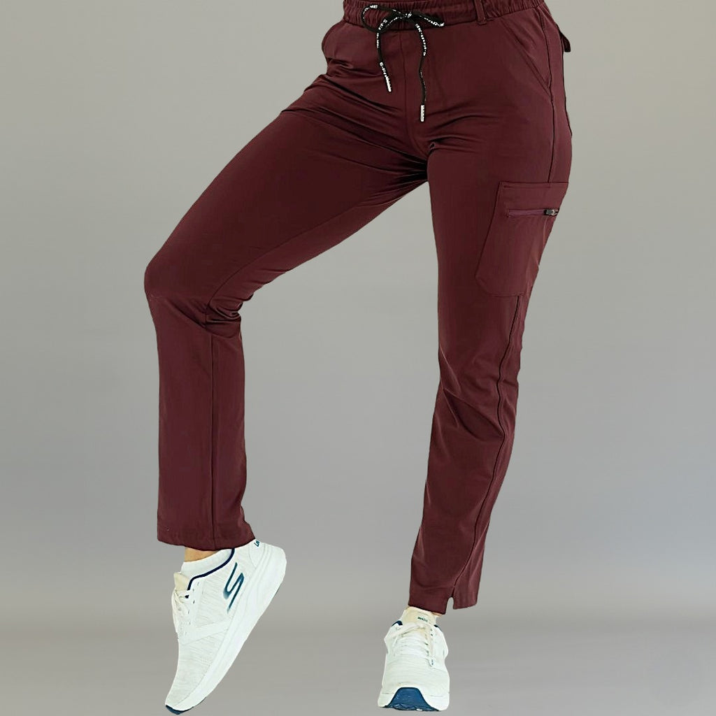 Pantalón médico 930 color vino en vista frontal con una pierna flexionada.