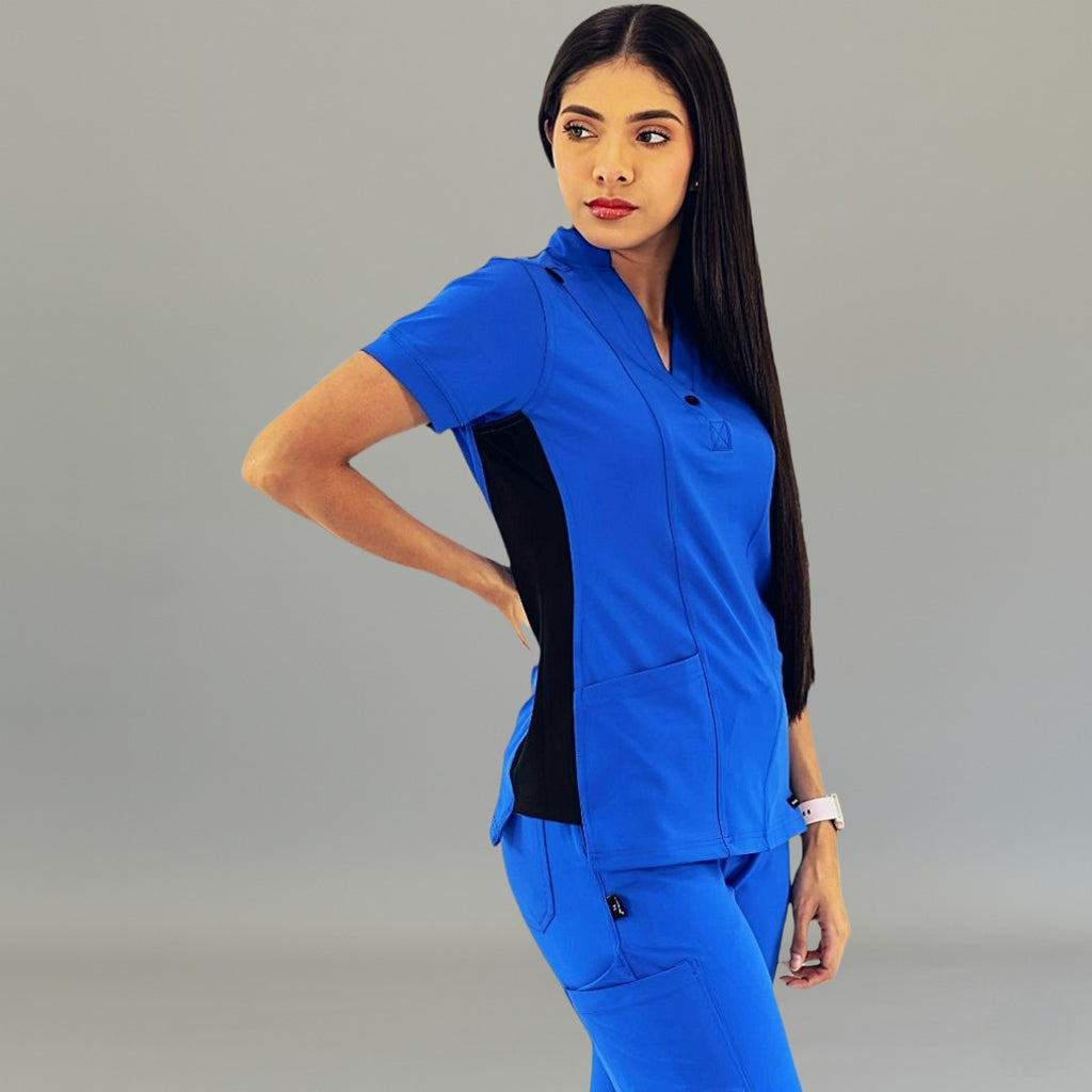 Filipina médica 930 azul rey con paneles negros en vista de tres cuartos y mano en cintura.