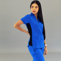 Filipina médica 930 azul rey con paneles negros en vista de tres cuartos y mano en cintura.