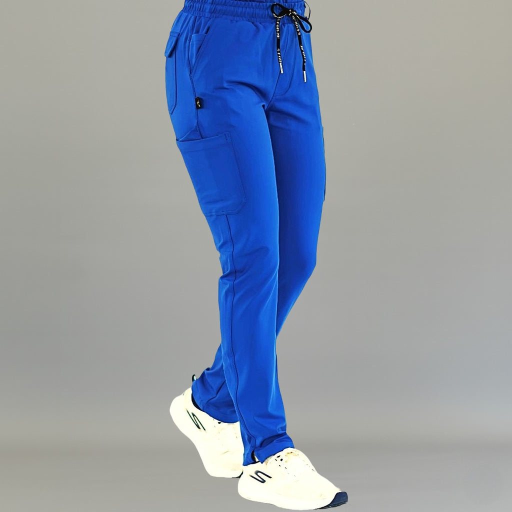 Pantalón médico 930 azul rey en vista de tres cuartos con piernas cruzadas.