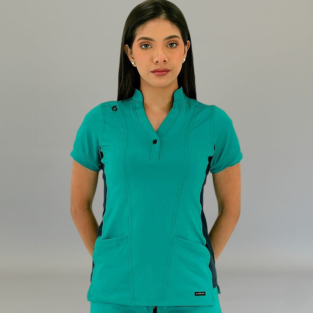 Filipina médica 930 teal con detalles azul marino en vista frontal y manos atrás.