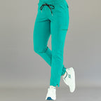 Pantalón médico 930 color teal en vista frontal con una pierna flexionada.