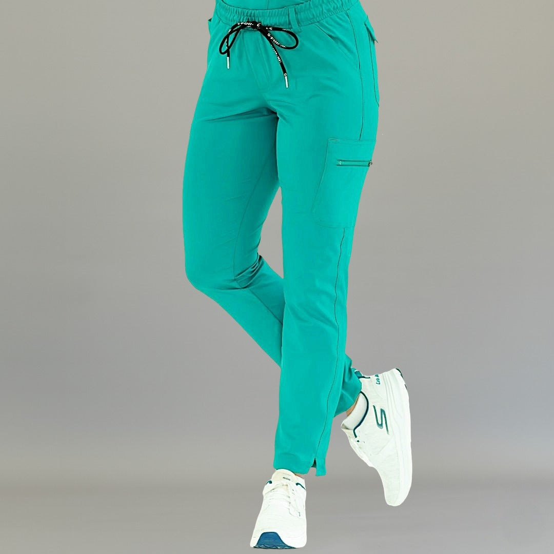 Pantalón médico 930 color teal en vista frontal con una pierna flexionada.