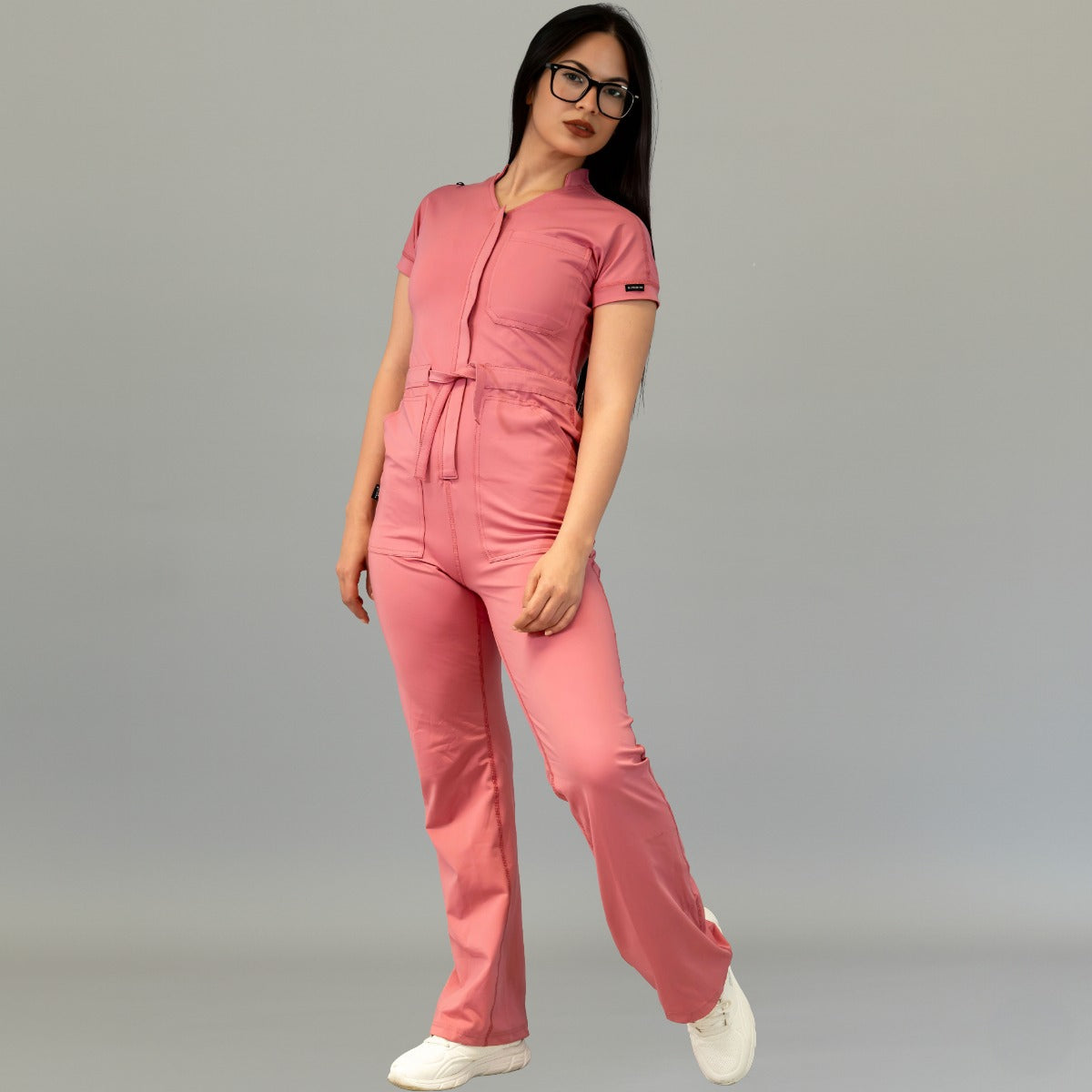 Vista frontal completa del jumpsuit médico mujer 945 Palo de Rosa slim fit