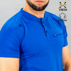 Detalle de manga raglán y bolsillo de filipina azul rey hombre Scrubs 901