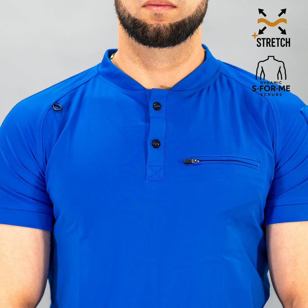 Detalle de cuello con botones y bolsillo de filipina quirúrgica azul rey hombre