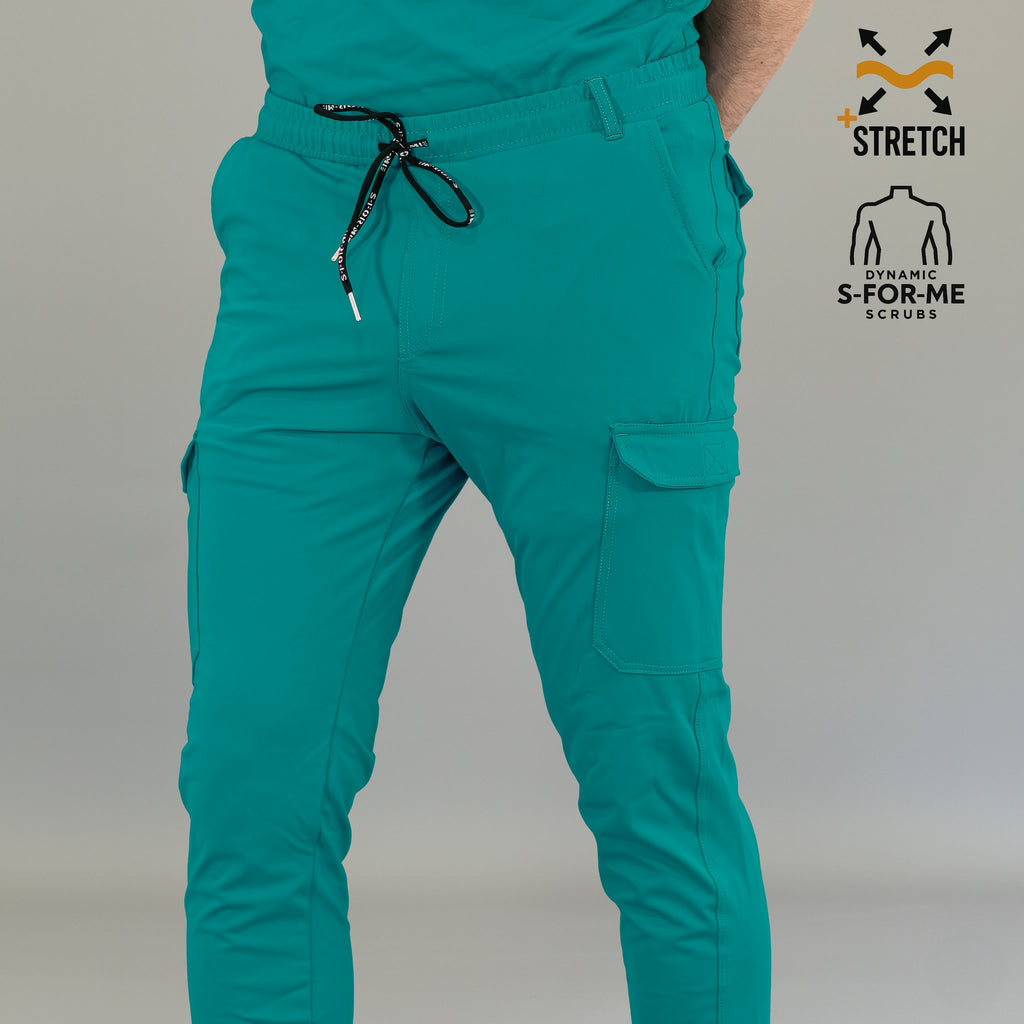 Detalle de cintura y bolsa cargo en jogger quirúrgico verde teal hombre