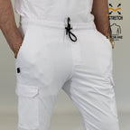 Vista posterior del jogger quirúrgico blanco hombre con cintura elástica