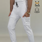 Detalle de cintura ajustable y bolsa cargo en jogger quirúrgico blanco hombre