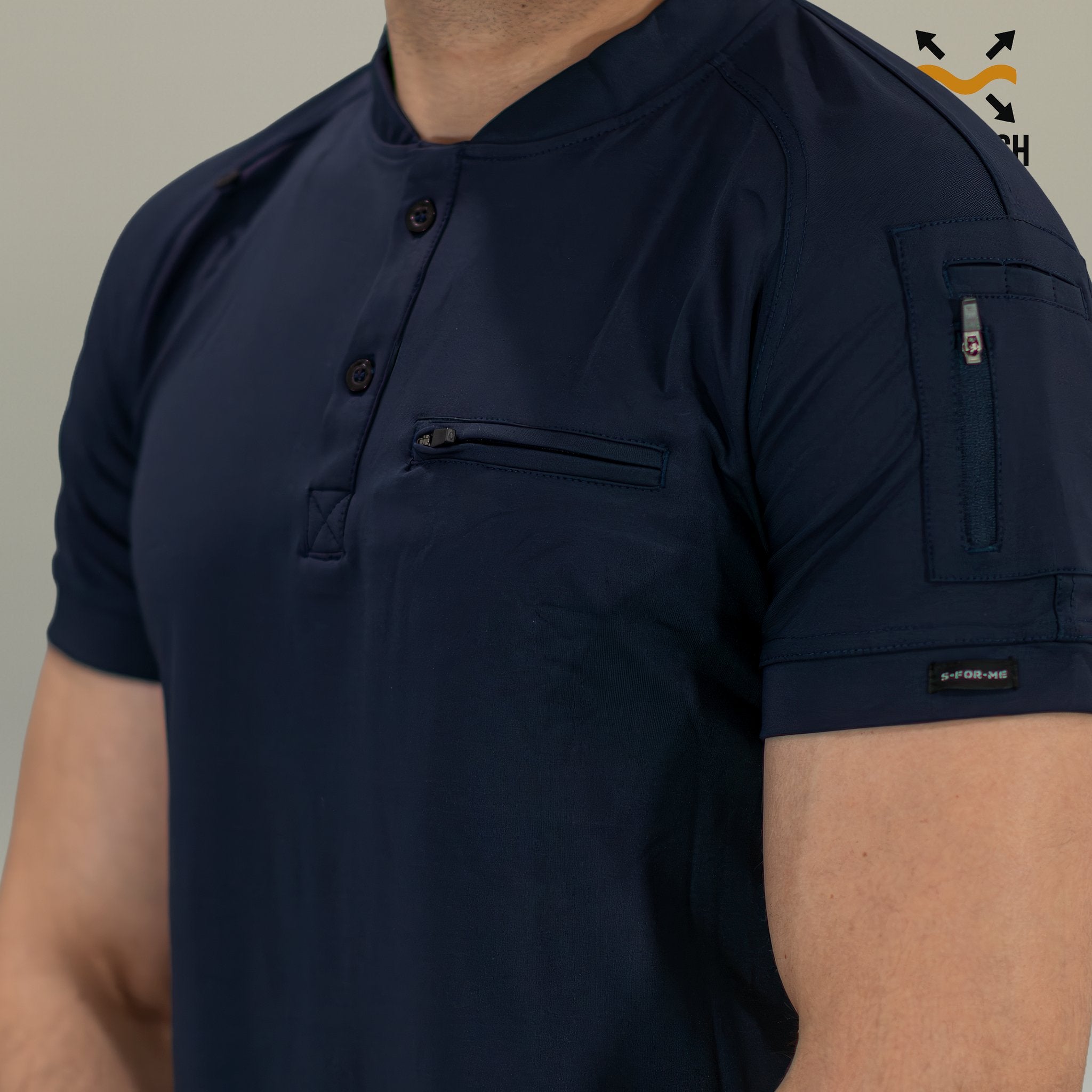 Detalle de cuello, botones y bolsillo de filipina quirúrgica azul marino hombre