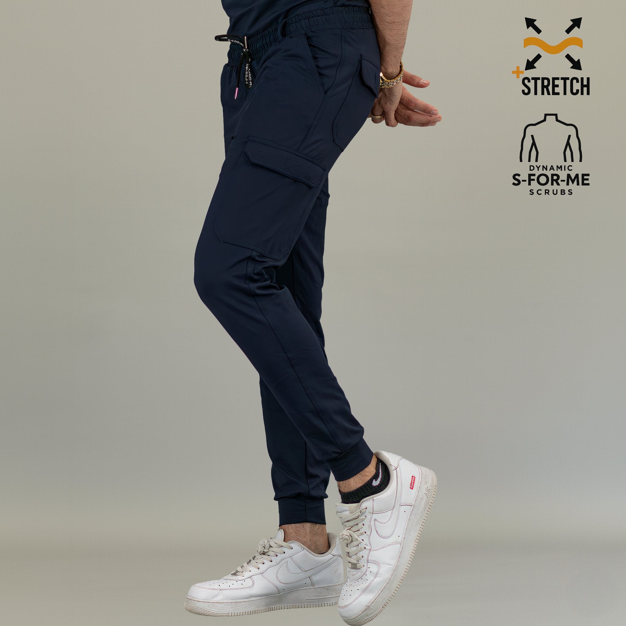 Vista lateral del jogger quirúrgico azul marino hombre con puño elástico