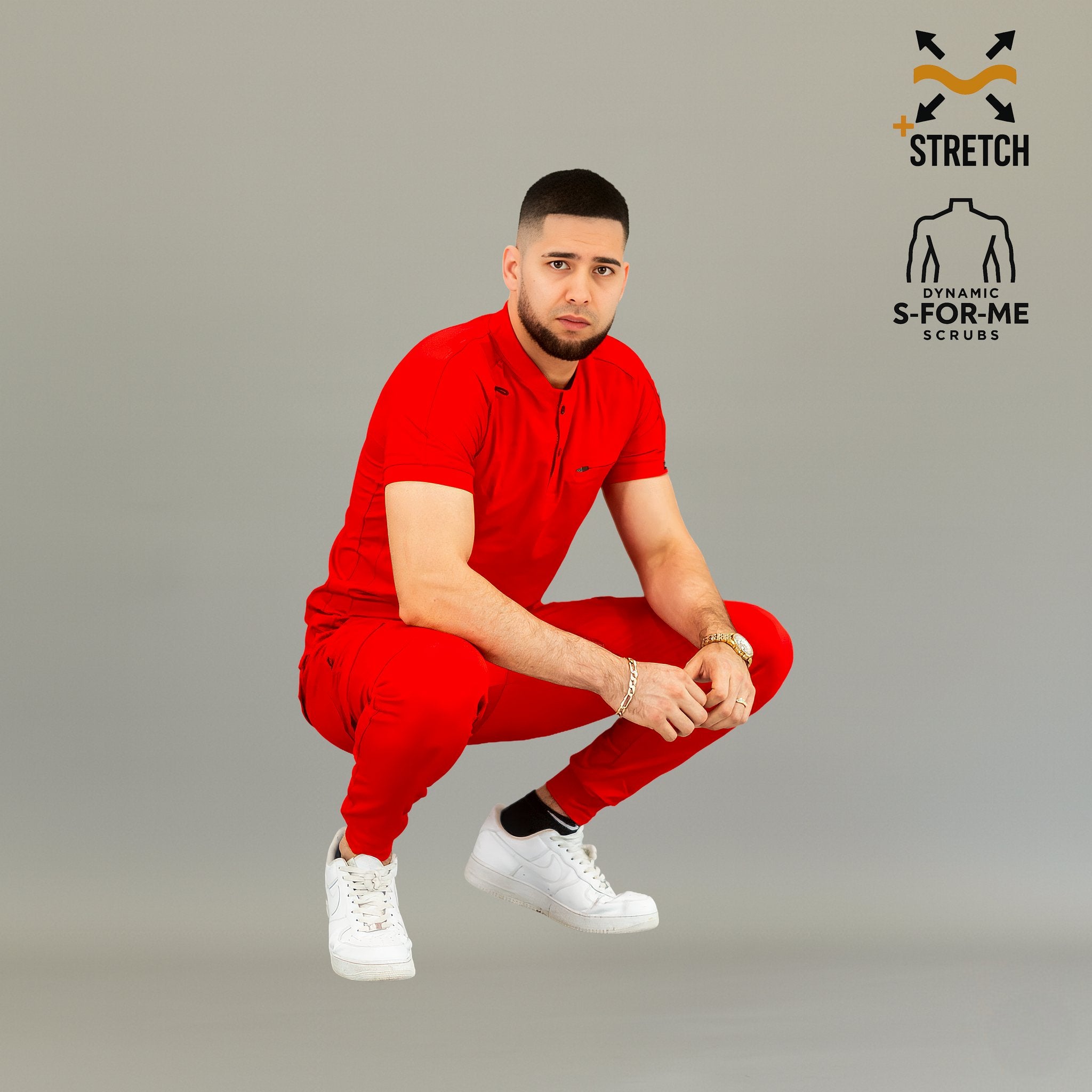 Conjunto quirúrgico rojo 901 para hombre — jogger en postura dinámica mostrando flexibilidad