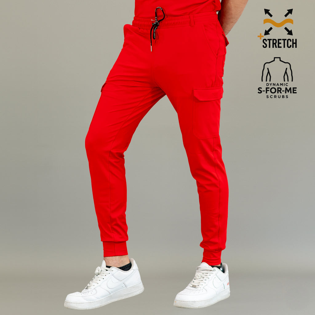 Jogger quirúrgico rojo hombre — vista lateral completa con corte jogger slim fit