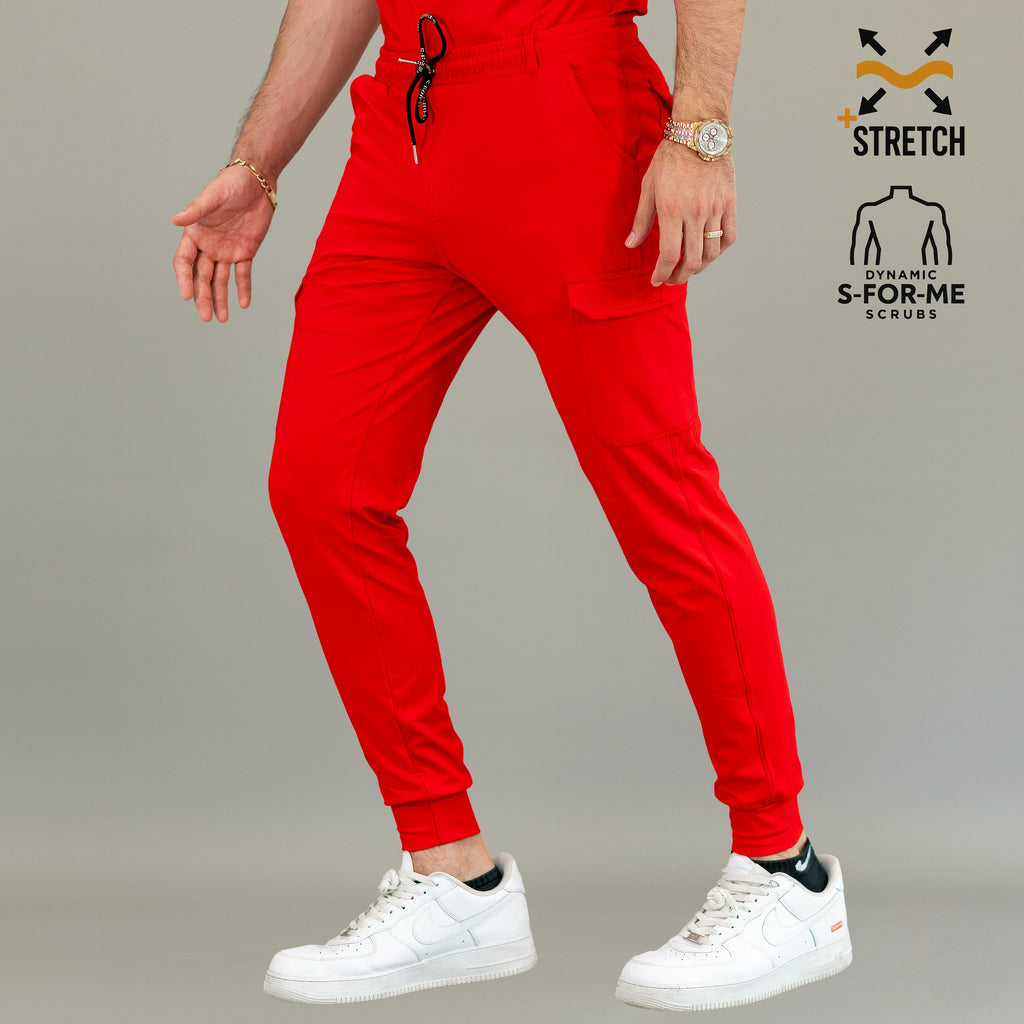 Jogger quirúrgico rojo hombre 901 — vista frontal con pretina ajustable y silueta moderna