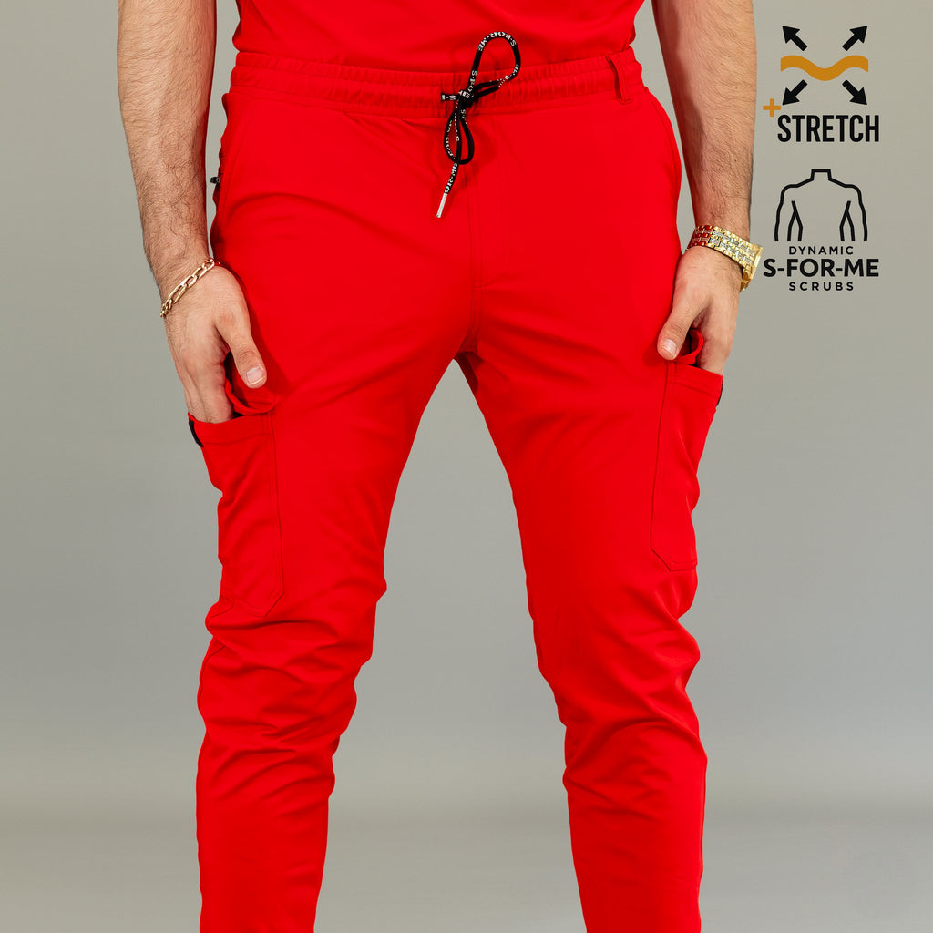 Detalle frontal del jogger quirúrgico rojo 901 — pretina ajustable y corte masculino