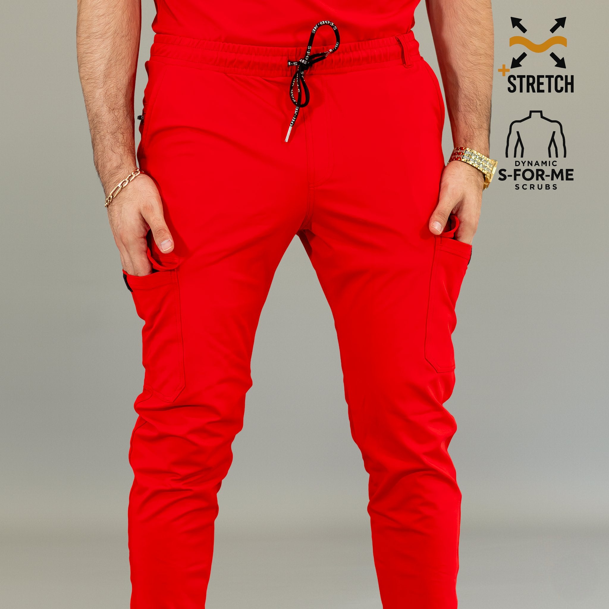 Detalle frontal del jogger quirúrgico rojo 901 — pretina ajustable y corte masculino