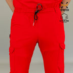 Detalle de bolsillo cargo y pretina del jogger quirúrgico rojo hombre 901