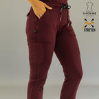 Acercamiento frontal al pantalón médico 930 color vino con bolsillos.