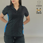 Acercamiento frontal de filipina médica 930 negra con paneles laterales azul rey y manos atrás.