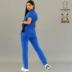 Vista posterior de conjunto con pantalón médico y filipina azul rey con negro.