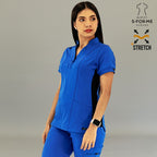 Vista frontal de filipina médica azul rey y negro con brazos a los lados.