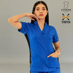 Vista frontal de filipina médica azul rey con negro, una mano en el bolsillo.