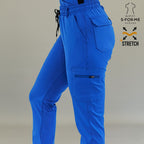 Acercamiento lateral del pantalón médico 930 azul rey, destacando bolsillo cargo y ajuste trasero.