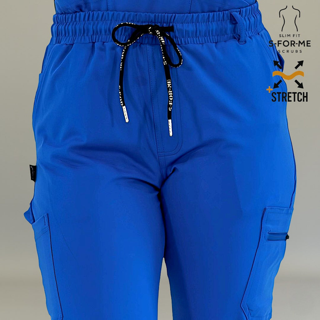 Detalle frontal de la cintura del pantalón médico 930 azul rey con jareta negra ajustable.