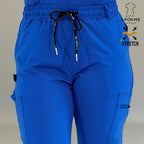 Detalle frontal de la cintura del pantalón médico 930 azul rey con jareta negra ajustable.