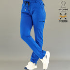 Pantalón médico 930 azul rey en vista frontal con piernas cruzadas y manos en los bolsillos.