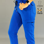 Acercamiento frontal del pantalón médico 930 azul rey mostrando la mano en el bolsillo superior.