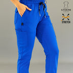 Detalle frontal del pantalón médico 930 azul rey con ambas manos dentro de los bolsillos superiores.