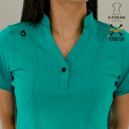 Acercamiento al cuello y botones de filipina médica 930 color teal.