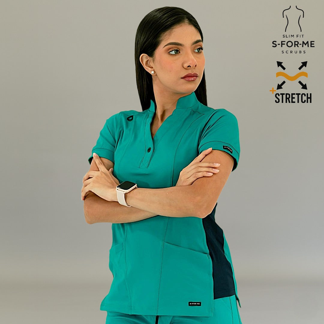 Filipina médica 930 teal con paneles laterales en color marino, brazos cruzados.
