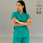 Filipina médica 930 color teal, brazos cruzados, vista frontal.
