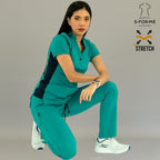 Vista frontal de pantalón médico 930 color teal en cuclillas junto con filipina médica.