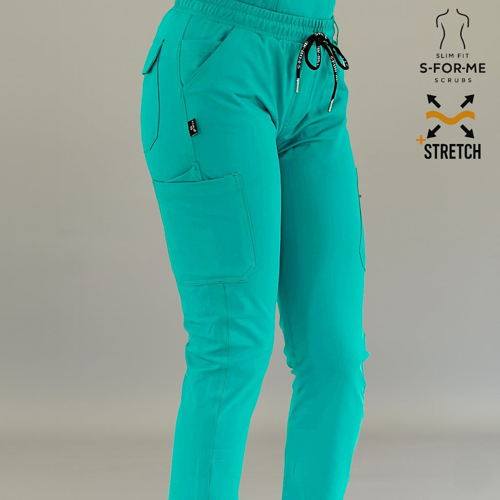 Detalle frontal de la cadera de pantalón médico 930 color teal con cordones ajustables.