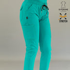 Detalle frontal de la cadera de pantalón médico 930 color teal con cordones ajustables.