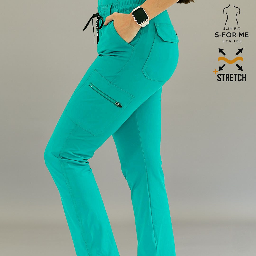 Vista lateral de pantalón médico 930 color teal que muestra un bolsillo tipo cargo con cierre.
