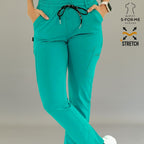 Vista frontal de pantalón médico 930 color teal destacando los bolsillos laterales.