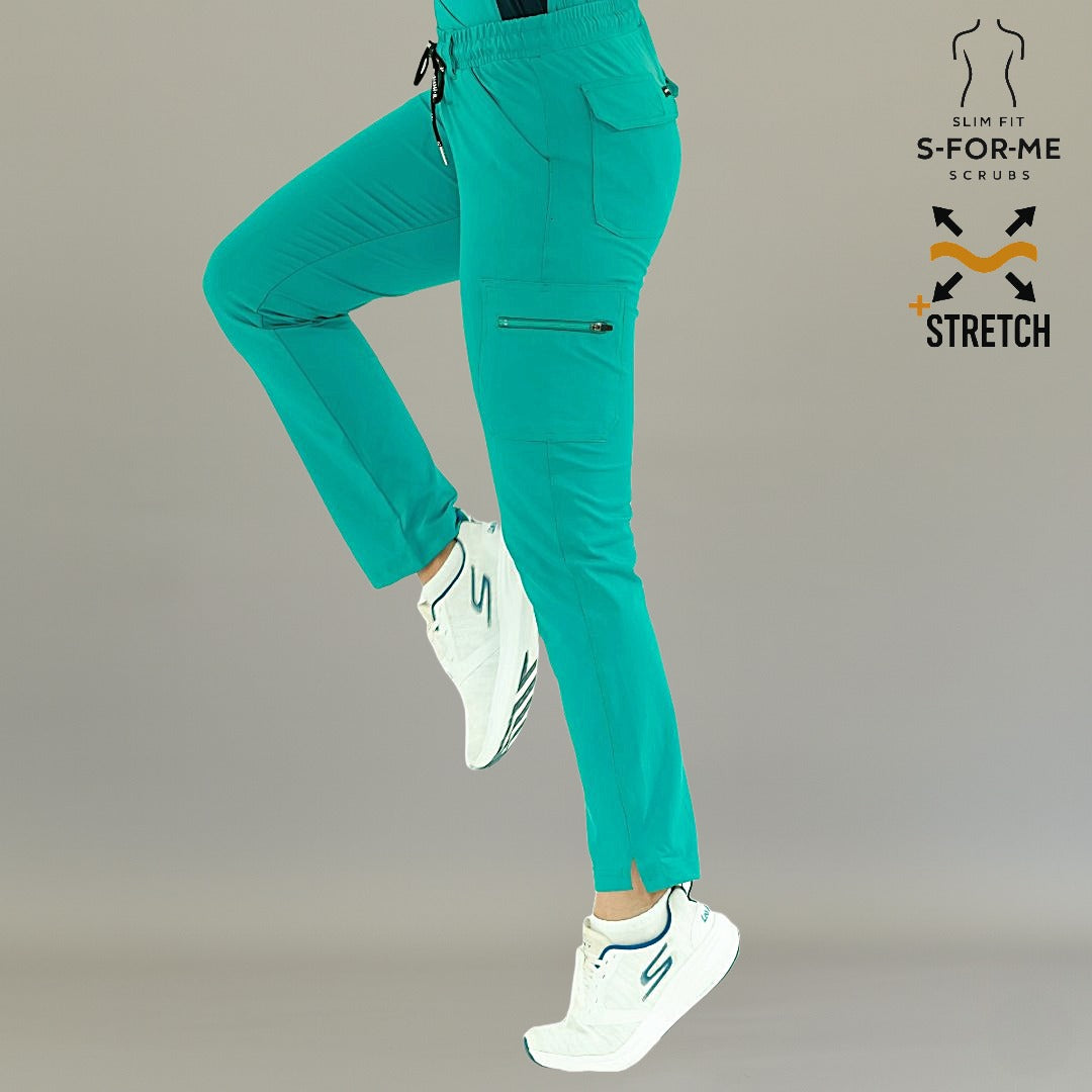 Vista lateral de pantalón médico 930 color teal con una pierna flexionada hacia arriba.