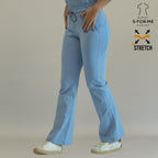 Pantalón quirúrgico 915 mujer plumbago - detalle corte acampanado flare