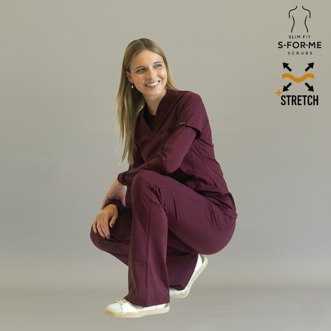 Pantalón quirúrgico 915 vino — detalle corte acampanado estilizado