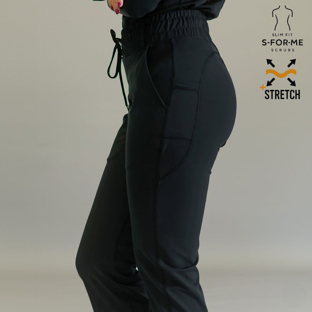 Pantalón scrub flare 915 Negro — detalle bota acampanada y largo Petite