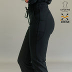 Pantalón scrub flare 915 Negro — detalle bota acampanada y largo Petite